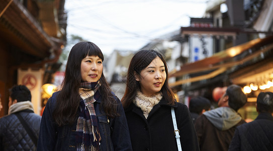 在街上人流中穿行的女游客宫岛背景图片