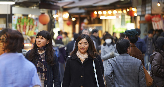 在街上人流中穿行的女游客宫岛年轻高清图片素材