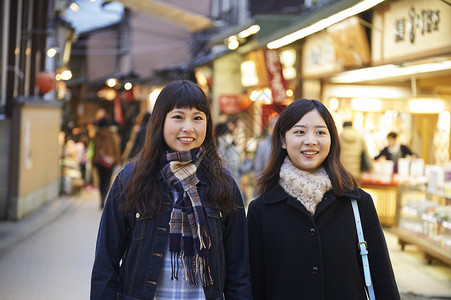在街上人流中穿行的女游客宫岛背景图片