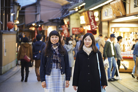  旅游的女性图片