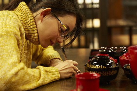 金属漆带来青年打破一个经历涂漆的女人背景