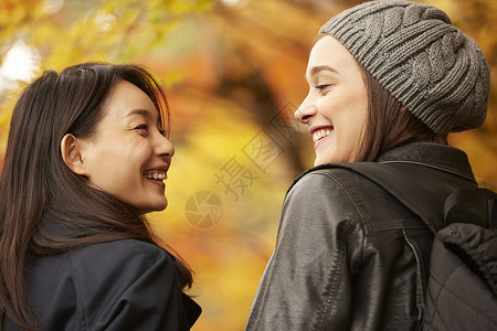 两个女人观光欣赏枫叶笑脸高清图片素材