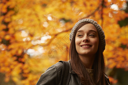 红枫林里微笑的外国美女木头高清图片素材