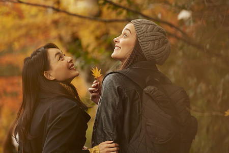 两个女人观光欣赏枫叶观赏秋天的树叶高清图片素材