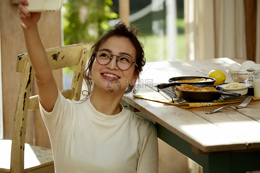 时尚美女正在和美食自拍图片