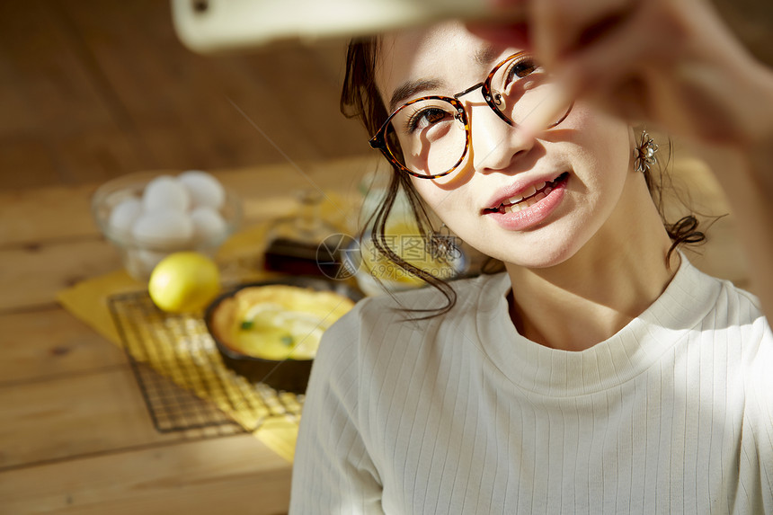 在和美食自拍的漂亮美女图片