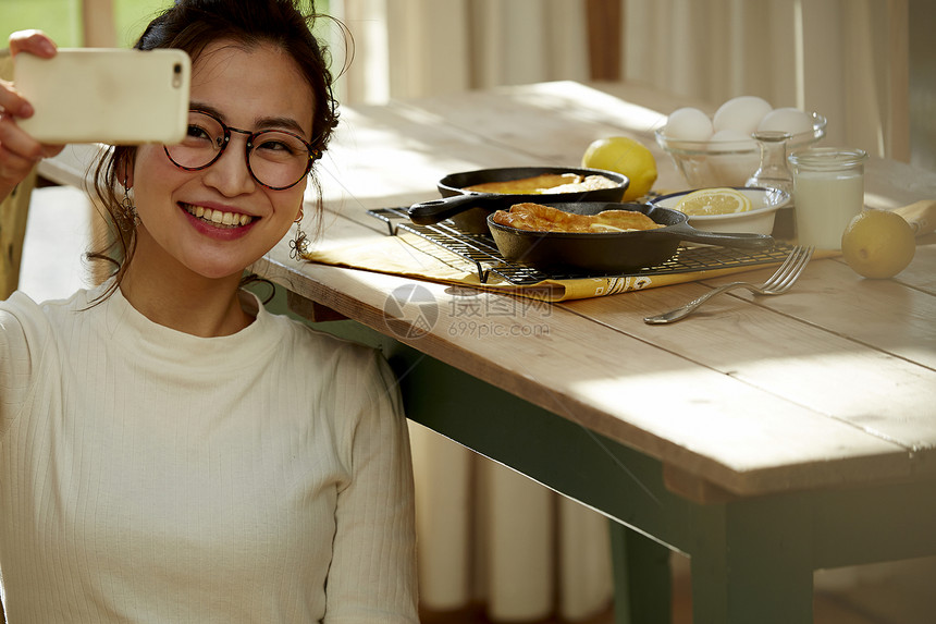 在和美食自拍的漂亮美女图片