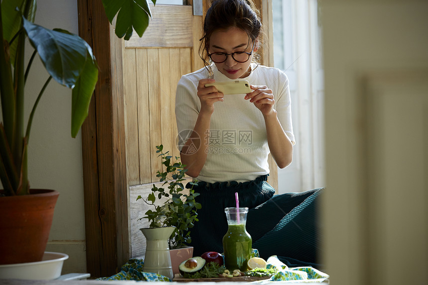 女青年拍摄分享自制美食图片