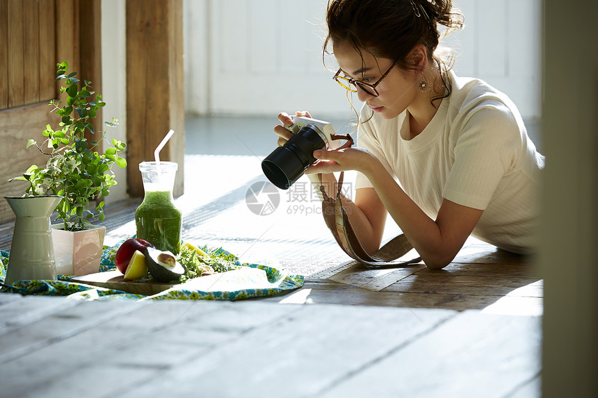 女青年用相机拍摄分享自制美食图片