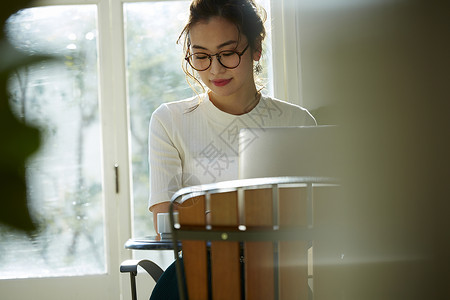 女人一个人居家办公图片