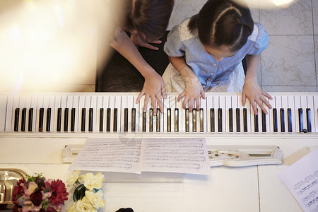 老师在指导女孩练钢琴活力高清图片素材