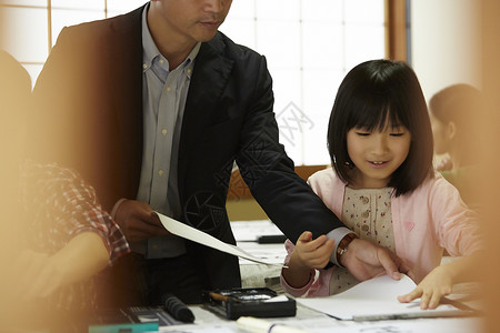 在书法教室老师指导学生们联系书法图片