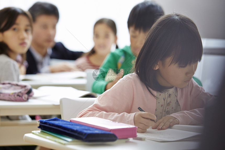 学龄儿童在补习班集中精力学习图片