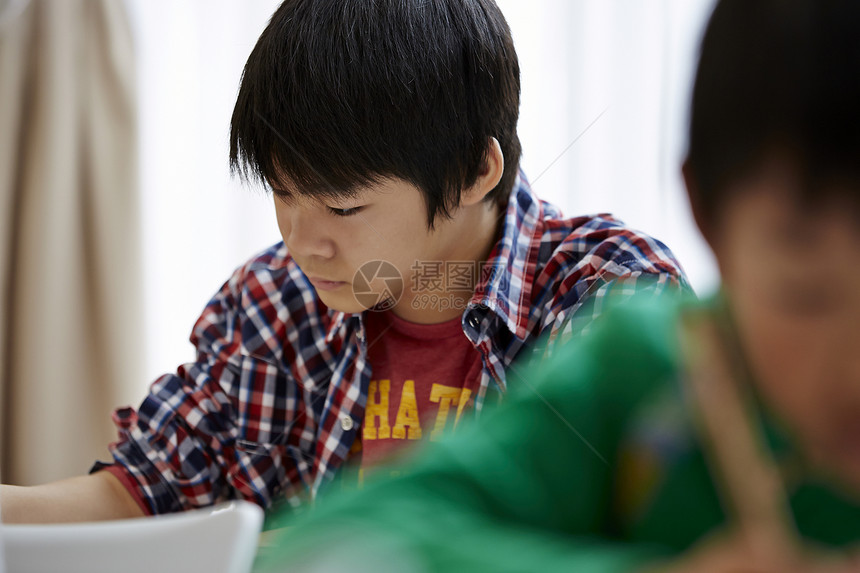 学龄儿童在补习班集中精力学习图片