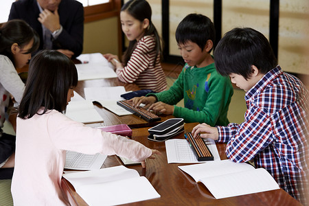 学习珠算的儿童高清图片