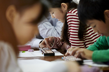 认真学习珠算的女孩图片