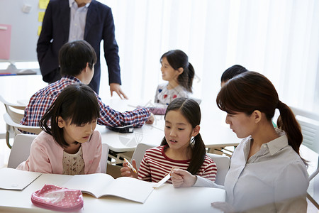 补习班老师在指导学生学习图片