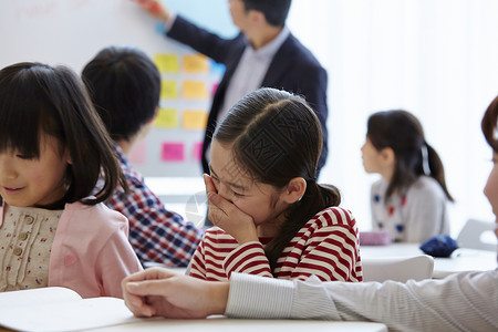 补习班老师在指导学生学习背景图片