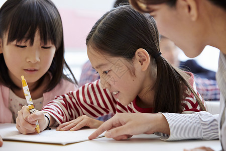 补习班老师在指导学生学习背景图片