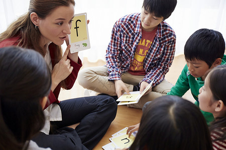 补习班老师在指导学生学习背景图片