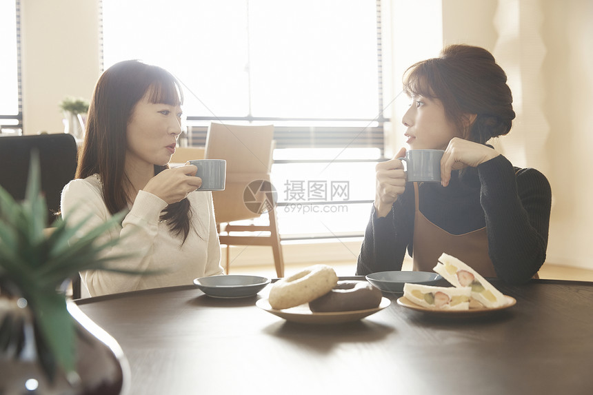 女人和客人聊天喝咖啡图片