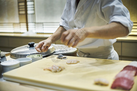 厨师正在准备做寿司图片