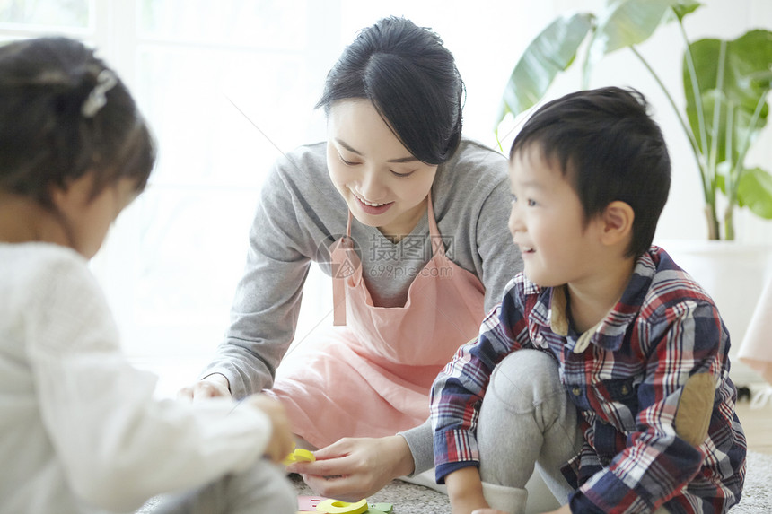 保育员在和孩子玩积木图片