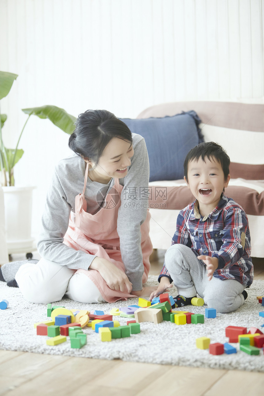 保育员在和孩子玩积木图片