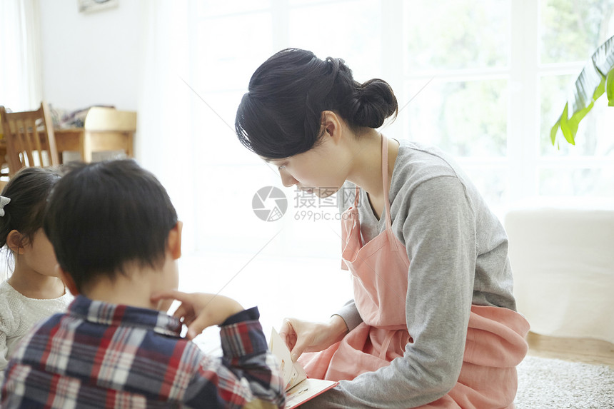 保育员在和孩子玩积木图片