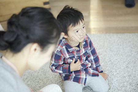 保育员在和孩子玩图片