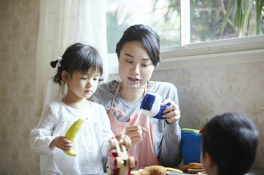 妈妈和孩子居家玩耍图片