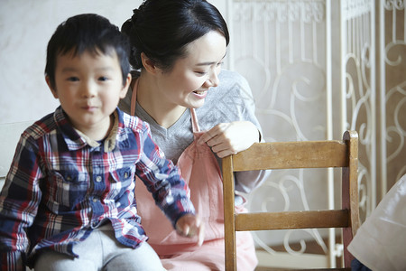 笑容女保育员保姆和孩子图片