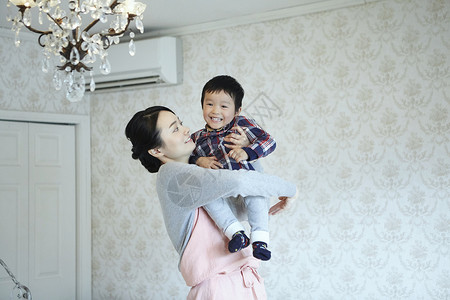 玩女人男孩保姆和孩子图片