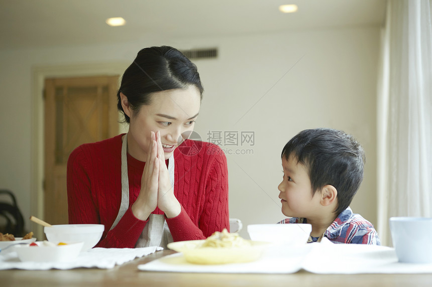 保姆在照顾孩子吃饭图片