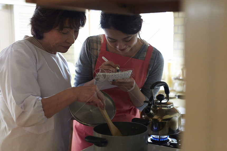 婆婆教媳妇下厨房做饭图片