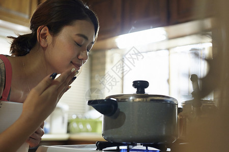 椰味芬芳家庭主妇在厨房做饭背景