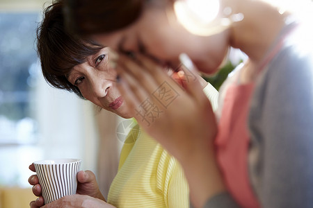 婆婆凶狠的看着儿媳哭泣高清图片