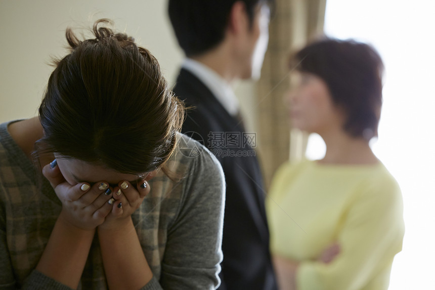 丈夫在调解婆媳矛盾图片