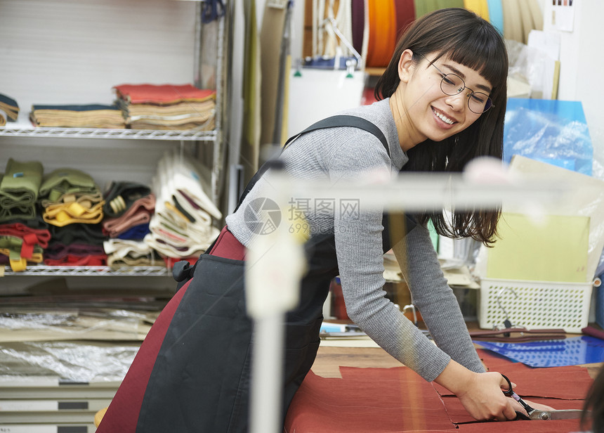 手作店里的员工正在裁剪牛皮图片