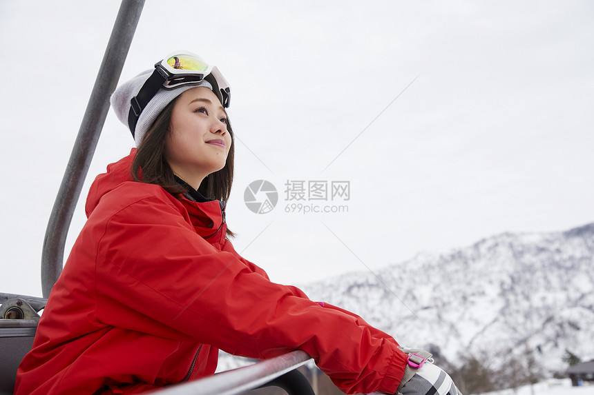 参加俱乐部滑雪活动的女人在雪地练习图片