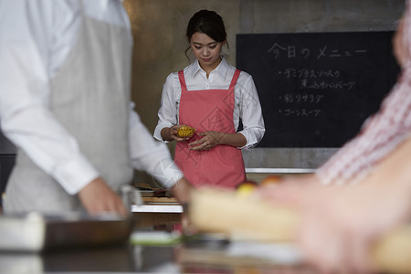 烹饪课堂的年轻老师图片