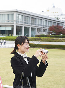 休假度假轮廓旅游女摄影广岛和平纪念公园图片