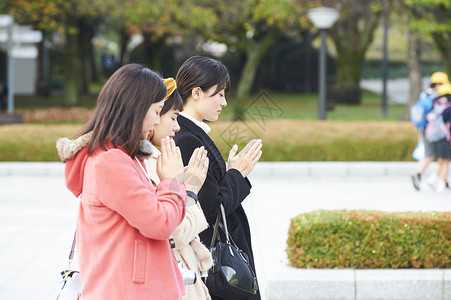 在广岛和平纪念公园祈祷的女人图片