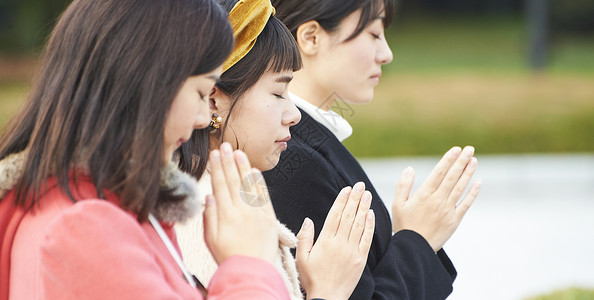 在广岛和平纪念公园祈祷的女人背景图片