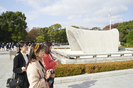 风景名胜度假三个人广岛和平纪念公园原死了纪念碑旅游妇女图片