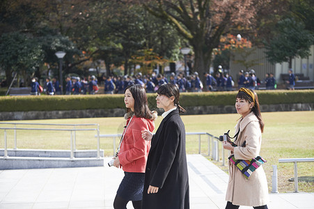 自然光侧脸休息旅游妇女广岛和平纪念公园图片
