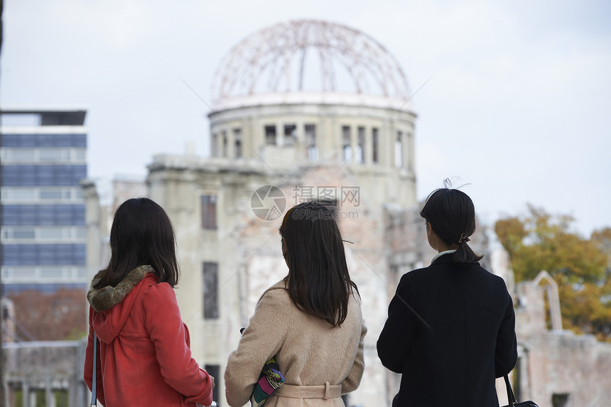 三位好姐妹一起出来逛广岛纪念和平公园图片
