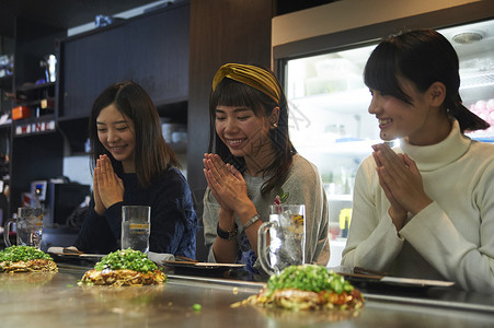 厨师在做广岛烧顾客等着吃广岛风格高清图片素材