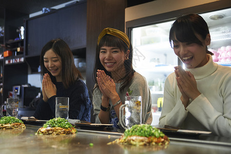 三位女子的餐前祈祷合掌祷告高清图片素材