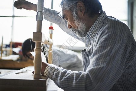 正在装订书本的师傅图片